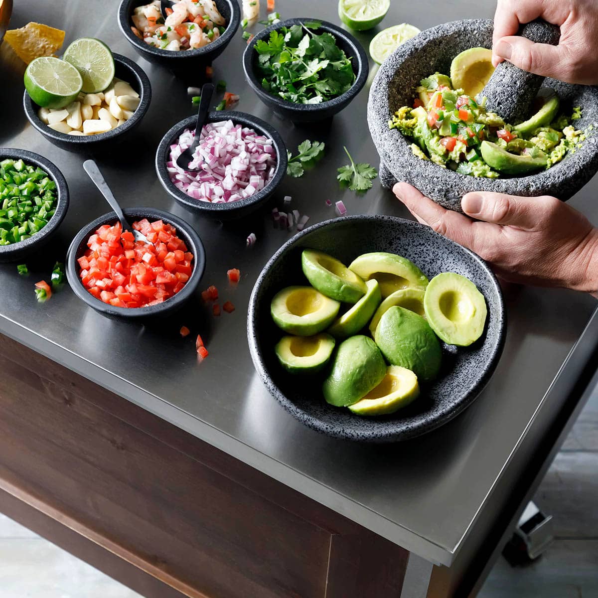 https://images.ctfassets.net/0dkgxhks0leg/6DiLxGgKN3hyRBmQK82Uep/9a0c0f488f0f276ed2ad0d1f7a8fbb30/Tableside_20Guacamole.jpg