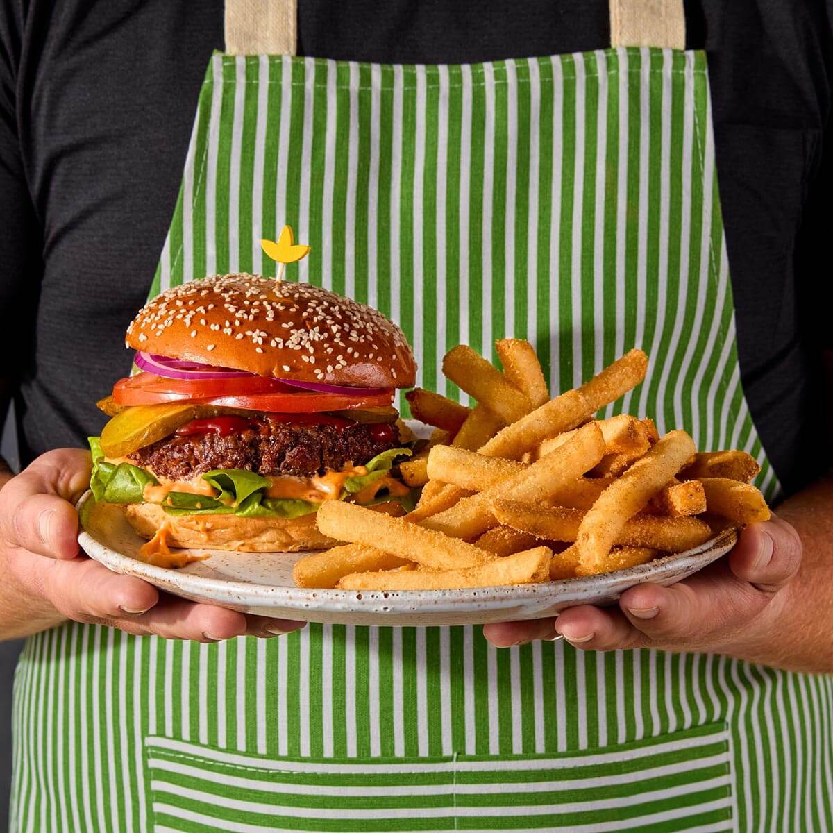 Hamburguesa con infusión de quinoa roja y papas a la francesa con ...