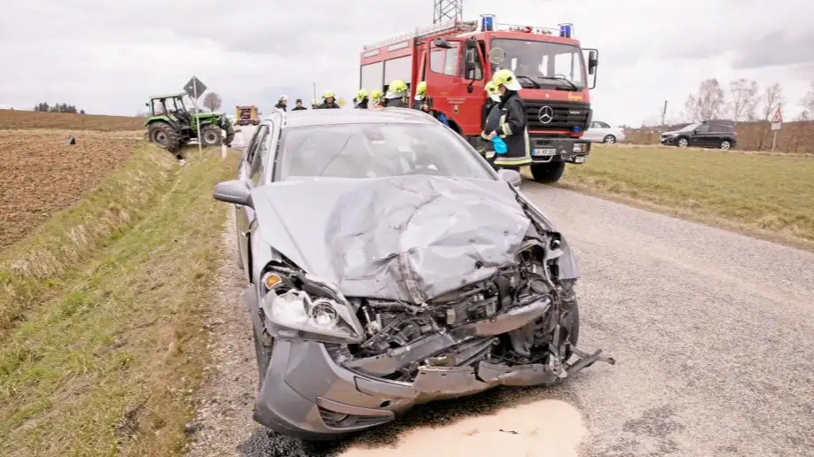 Verkehrsunfall Traktor und PKW