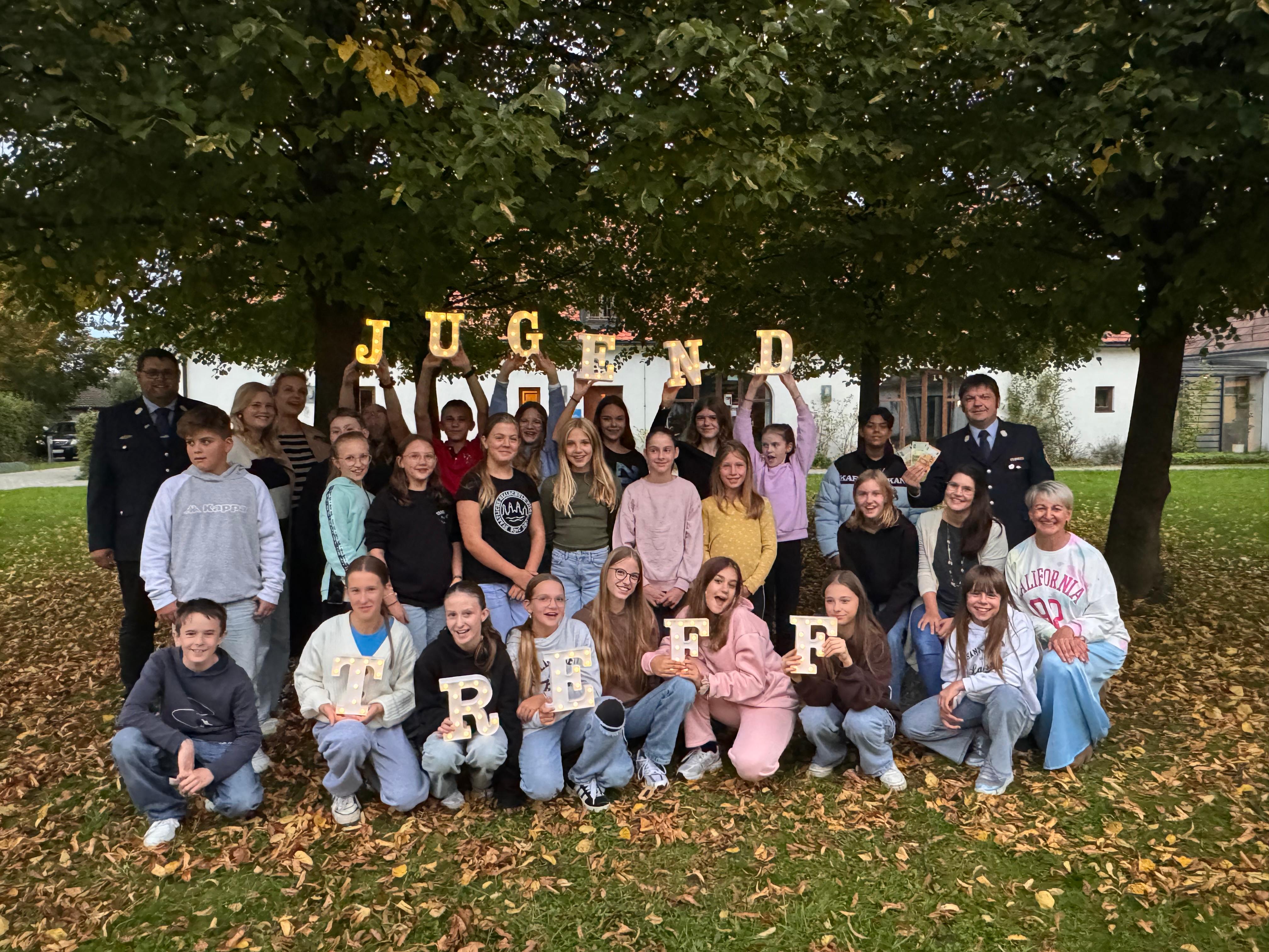 Spendenübergabe der Freiwilligen Feuerwehr Altfraunhofen an den Jugendtreff