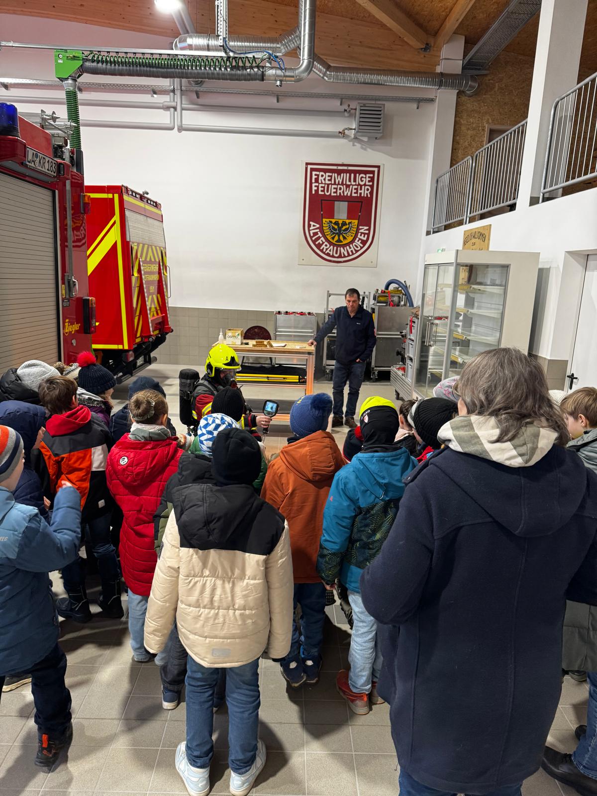 Grundschüler besuchen Feuerwehr Altfraunhofen