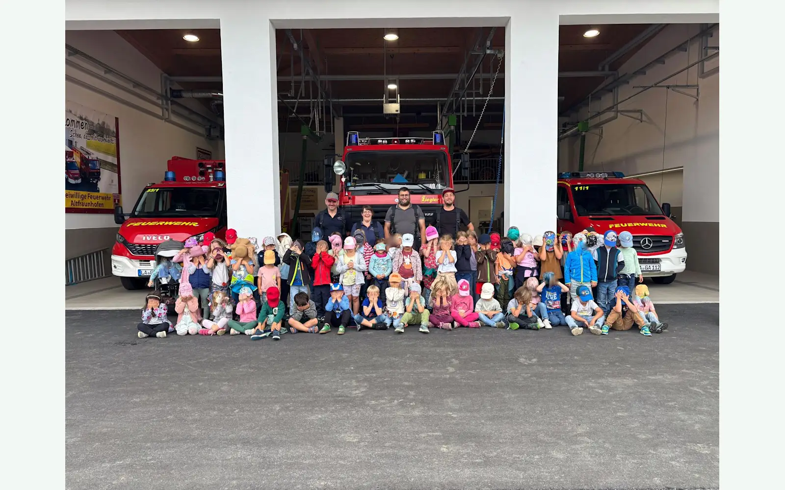 Kindergarten St. Nikolaus besucht Feuerwehr Altfraunhofen
