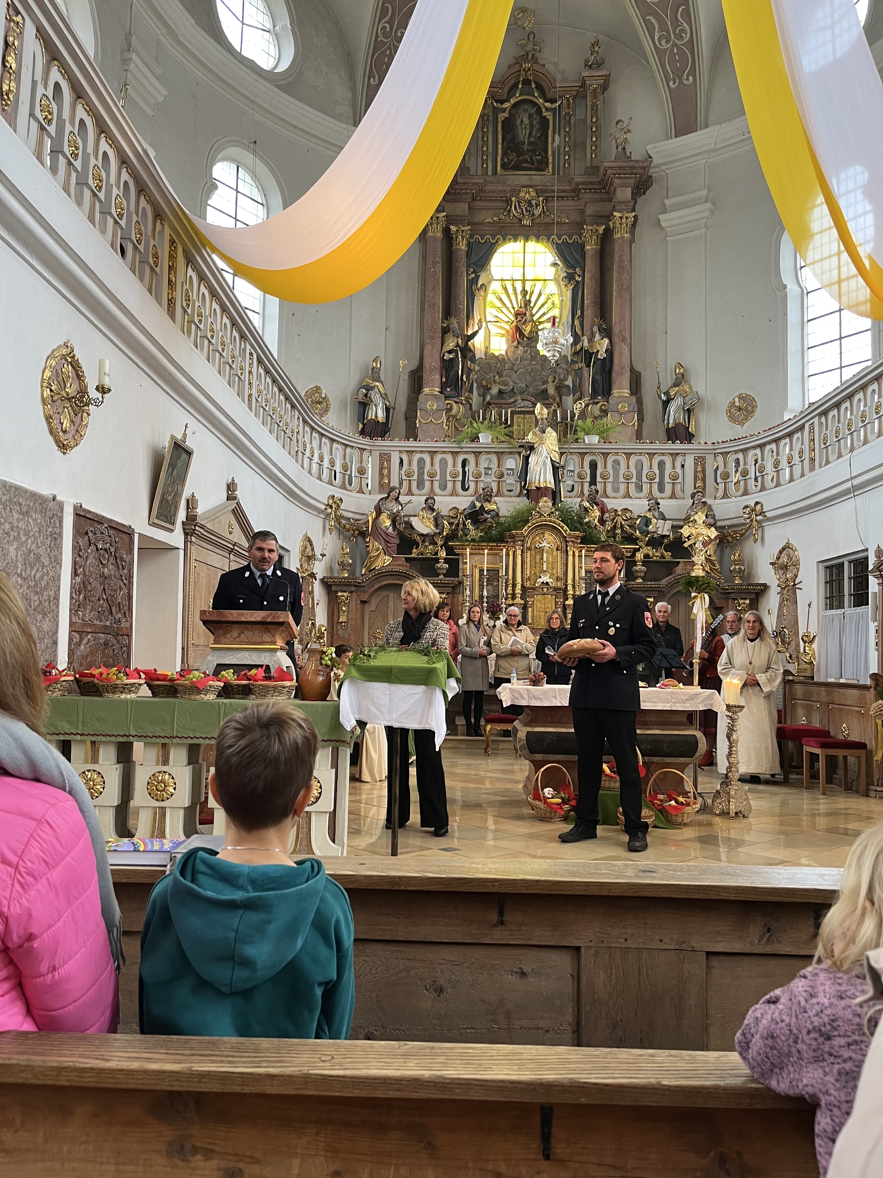 Erntedank 2025 – Feuerwehr Altfraunhofen erhält symbolisches Dankesbrot