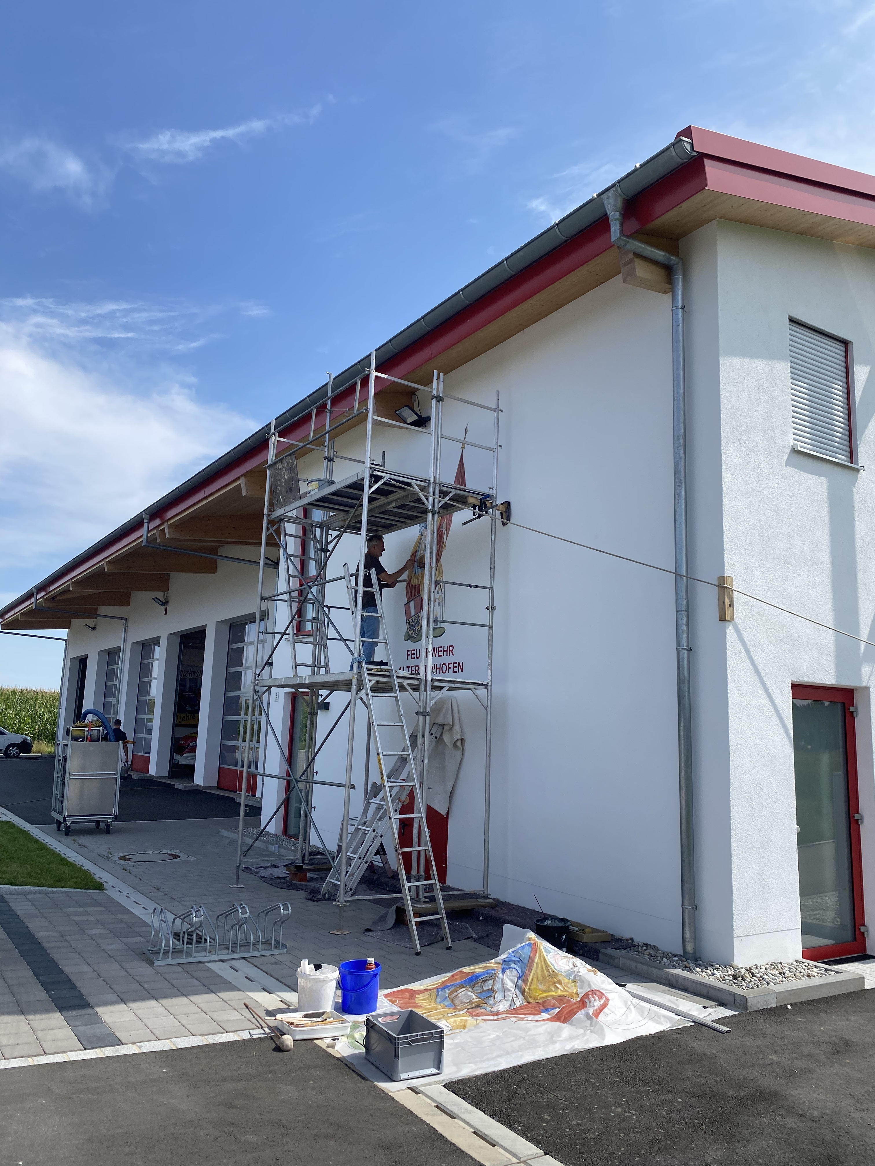 Neues Feuerwehrhaus ziert nun der Heilige Florian
