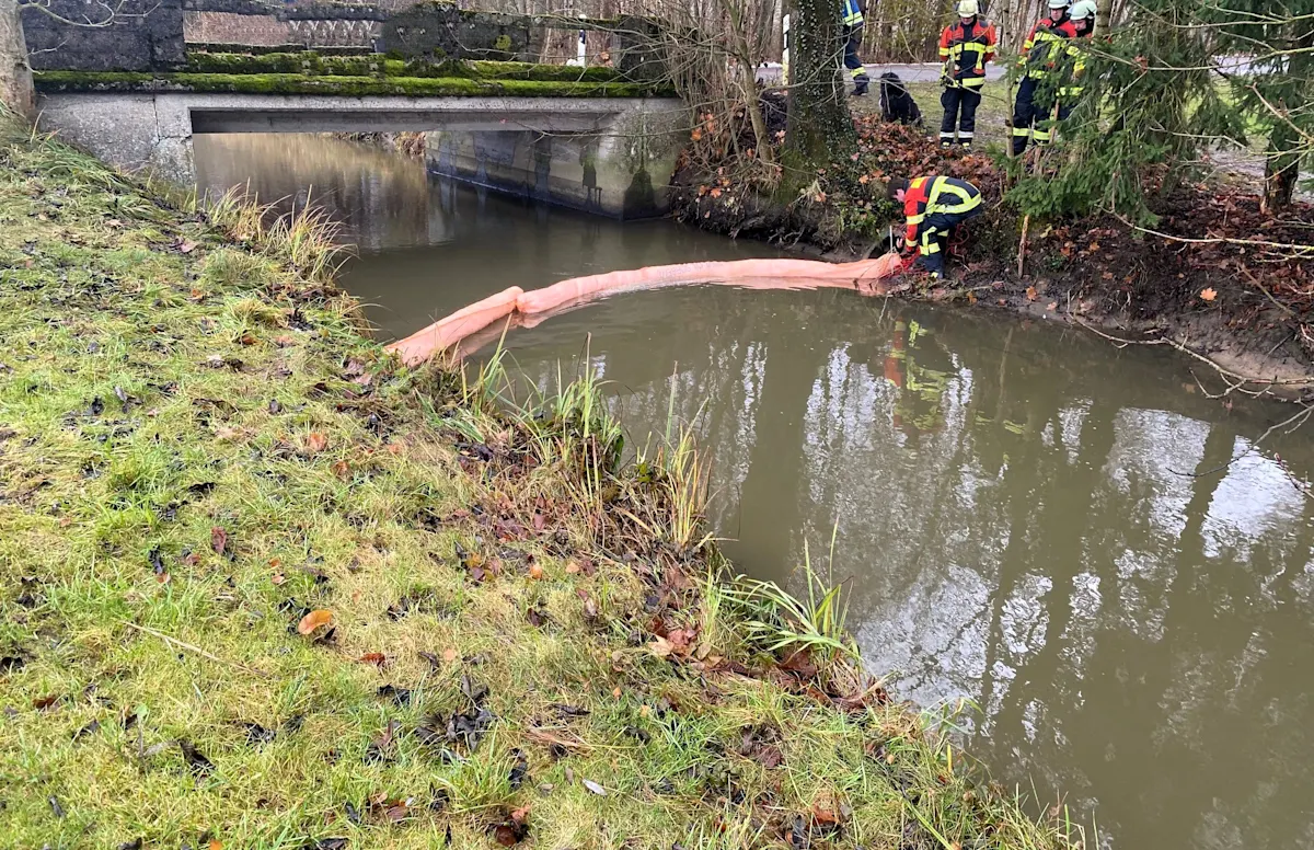 ABC ÖL WASSER Gefahrstoff auf fließendem Gewässer