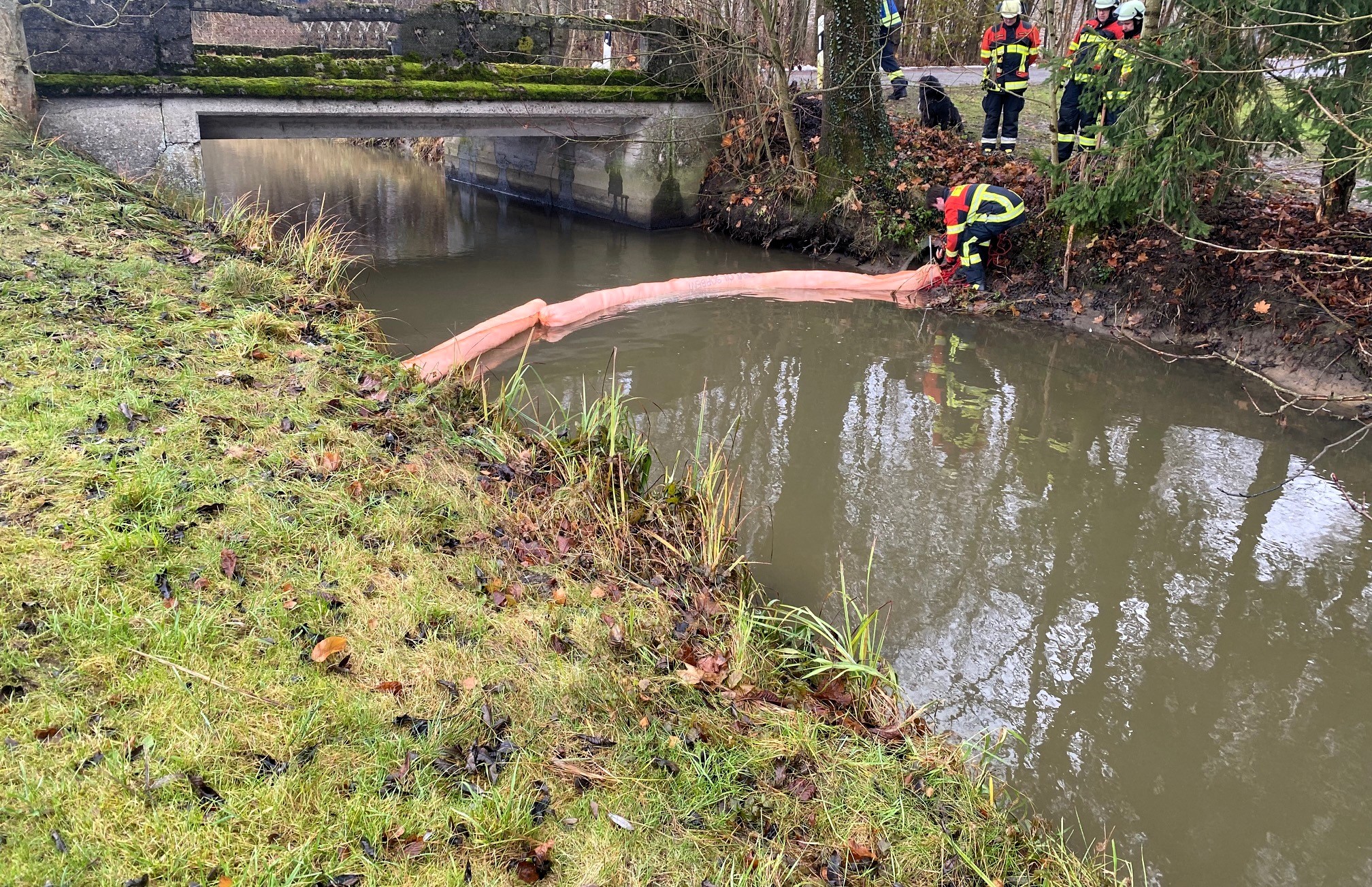 ABC ÖL WASSER Gefahrstoff auf fließendem Gewässer