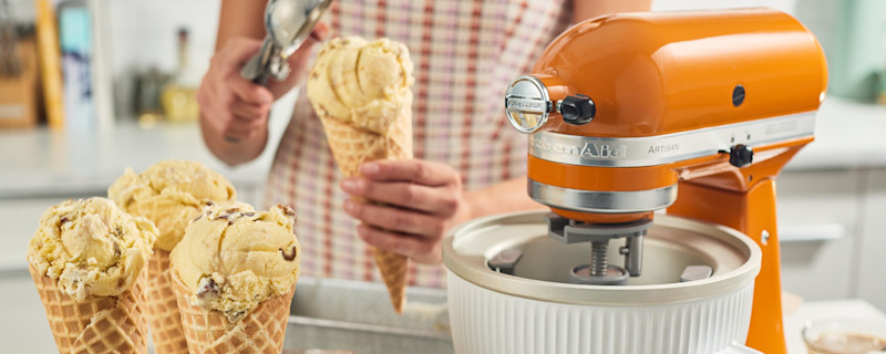 Gelato alla lavanda con caramello al miele e datteri