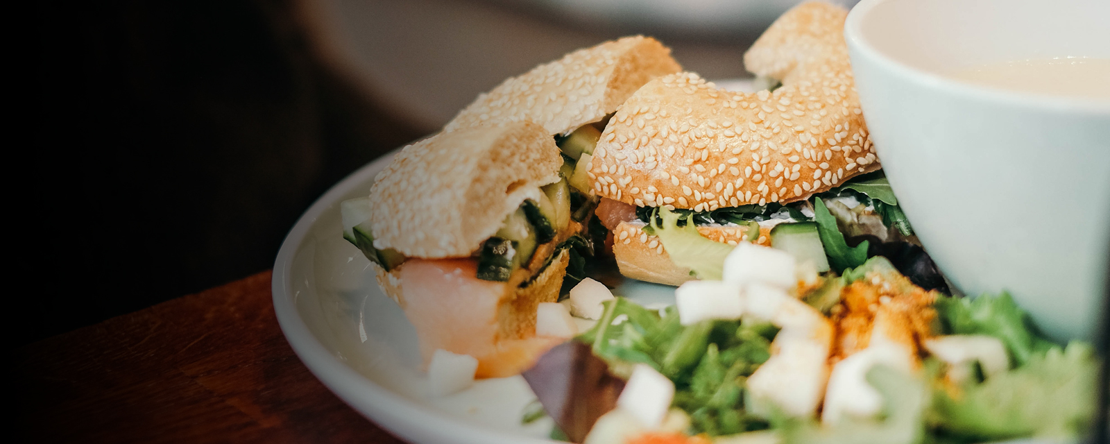 bagel-with-salad