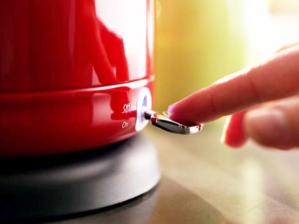 Breakfast-Kettle-1-25L-Empire-Red-controls-close-up