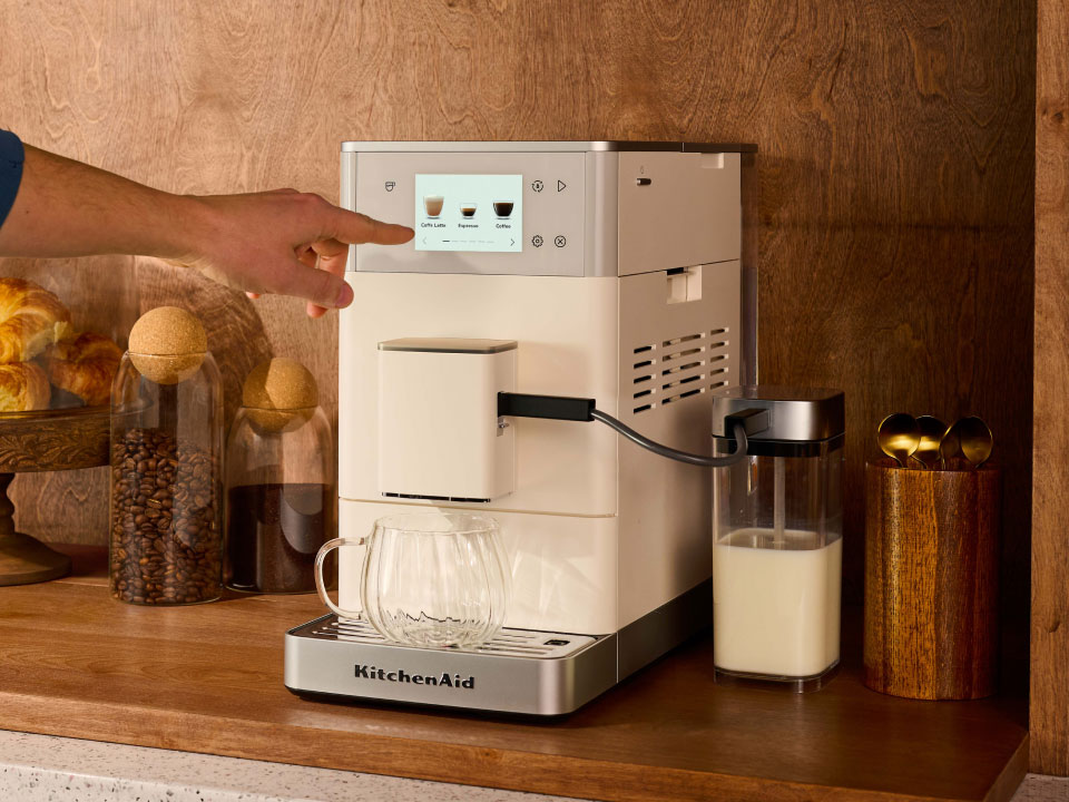 photo-left-right espresso-fully-auto-kf4 people-using-touchscreen-display