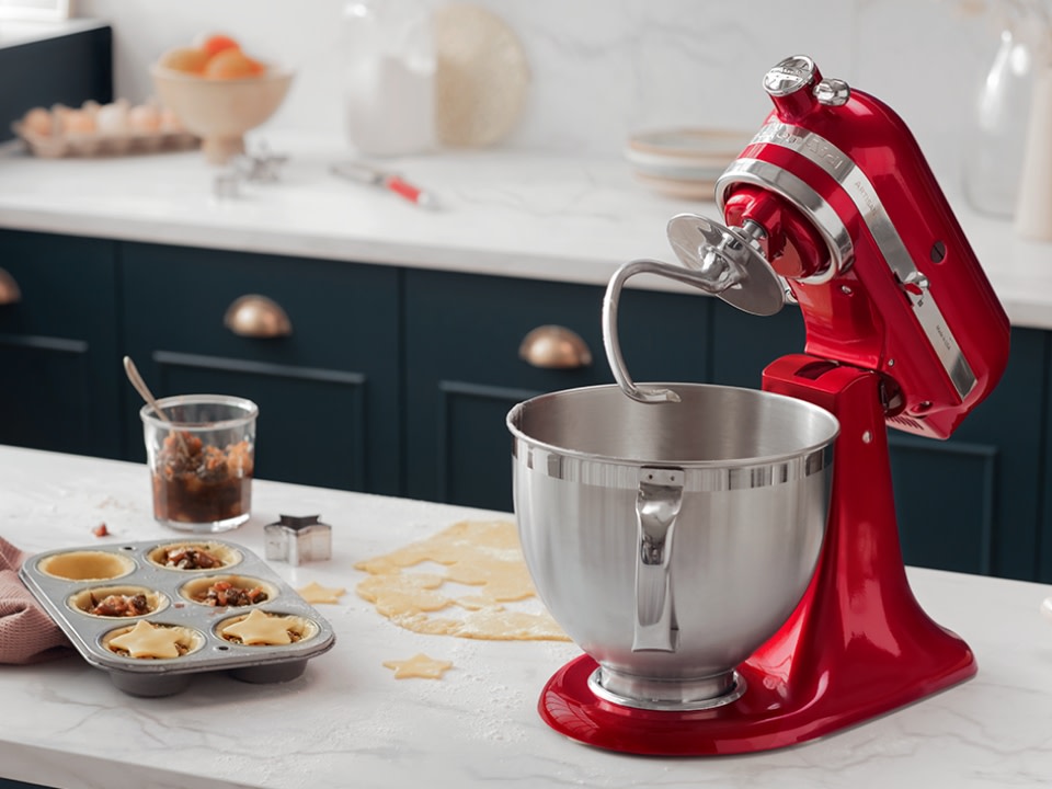 Mixer-parts-mixer-accessory-set-in-stainless-steel-empire-red-mixer-with-dough-hook-in-the-kitchen