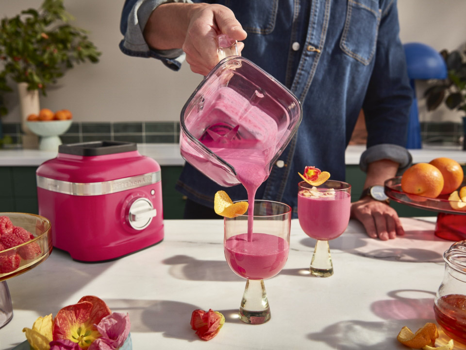 K400-Blender-jar-with-man-serving-raspberry-smoothie