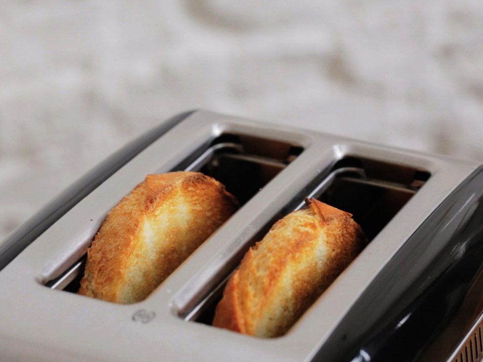 Breakfast-toaster-2-slice-automatic-black-cast-iron-toasting-close-up