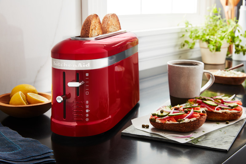 red-toaster-long-slot-2-slice-design-with-toasts