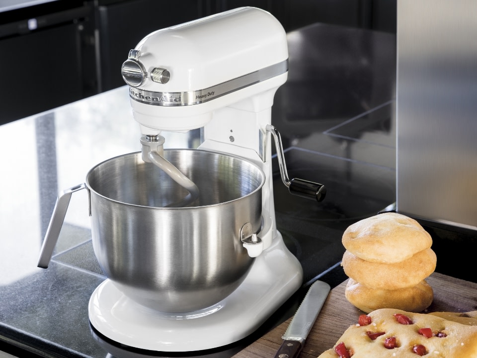 Stand-mixer-bowl-lift-6.9L-heavy-duty-white-on-the-kitchen-table