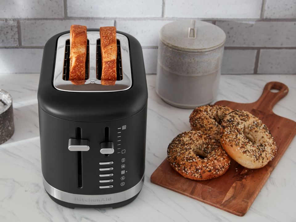 Toaster-2-slice-5KMT2109-matte-black-toasting-baggles