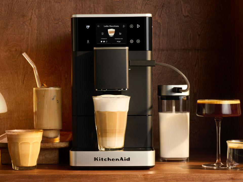 photo-left-right espresso-fully-auto-kf4 surrounded-by-types-of-milky-drinks