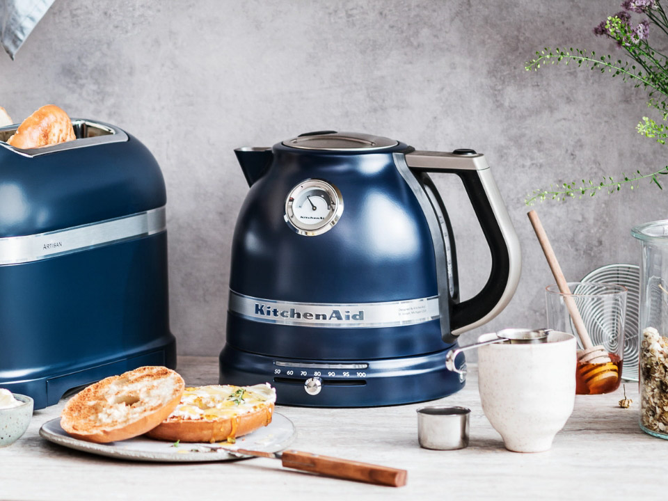 Breakfast-kettle-1-5L-artisan-blue-ink-set-with-toasted-bagels