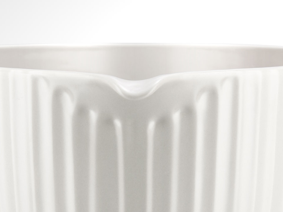 Accessories-ceramic-bowl-pour-spot-close-up