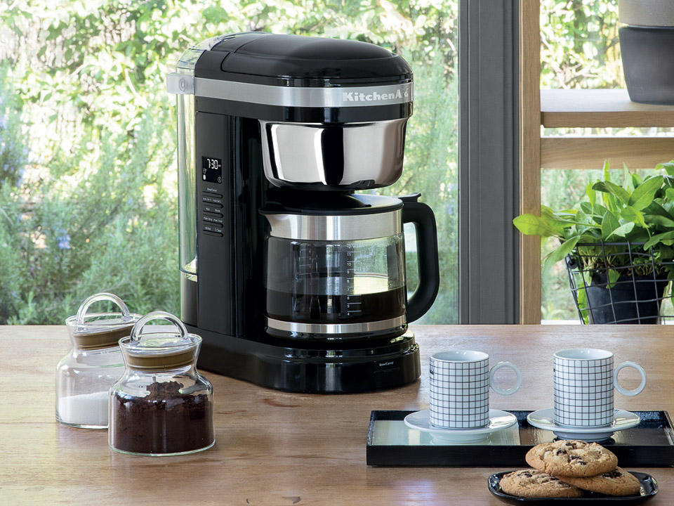 Coffee-machines-drip-coffee-maker-1.7L-onyx-black-making-coffee-in-the kitchen