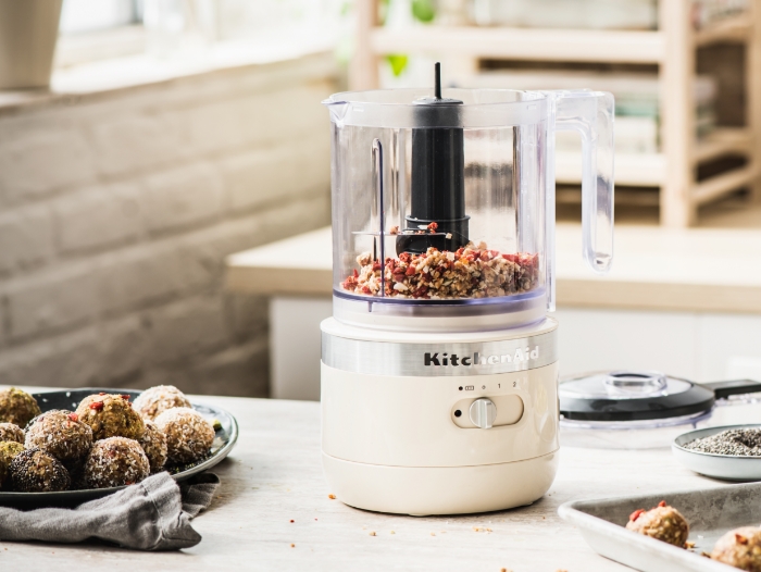 KitchenAid - Il nostro tritatutto è uno dei prodotti più amati dai clienti:  più piccolo di un food processor, ma potente e pieno di energia. Trita  tutto quello che desideri, è disponibile