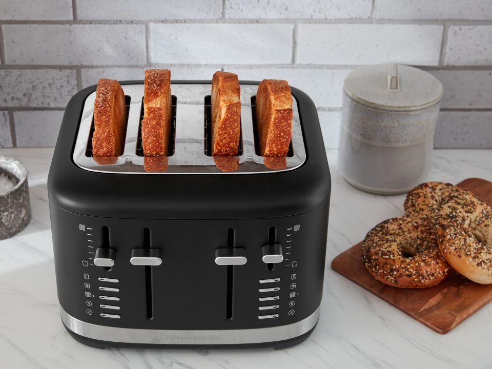 Toaster-4-slice-5KMT4109-matte-black-toasting-baggles