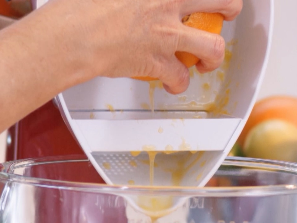 Mixer-attachments-orange-juicer-women-squeeze-orange-with-juicer