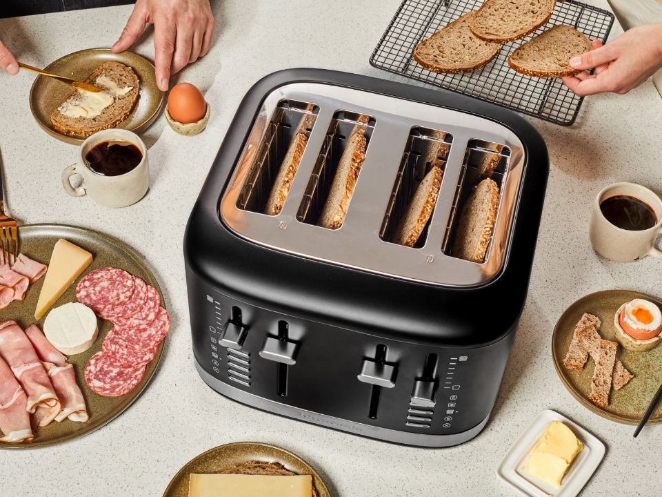 4-Toaster-4-slice-5KMT4109-black-matte-toaster-top-view-with-delicious-breakfast