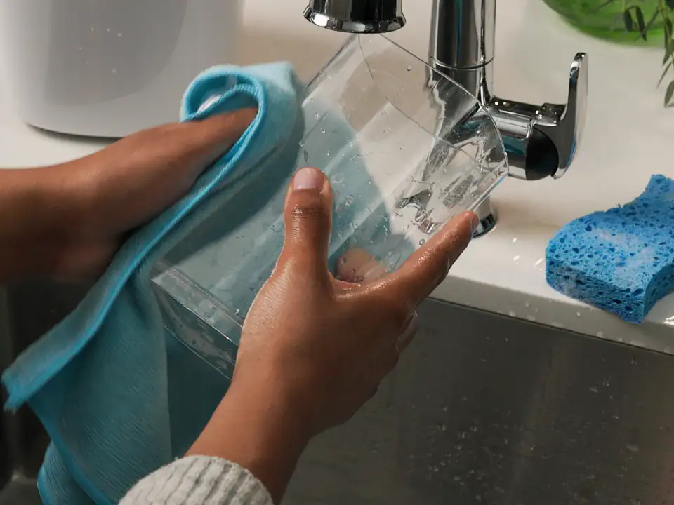 milk-container-with-hose-and-lid-KESMC-person-cleaning-milk-container