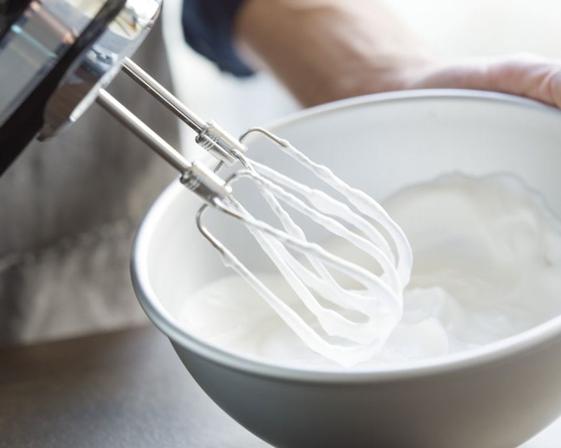 hand-mixer-and-egg-whites