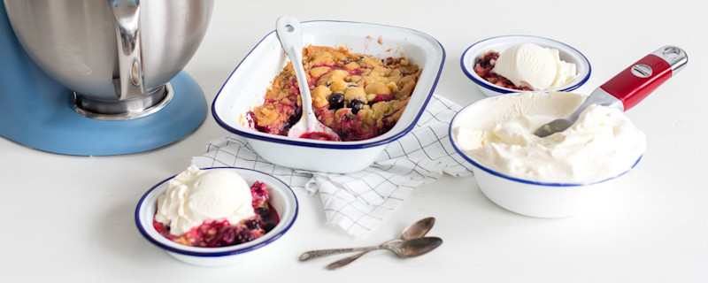 Crumble van rood fruit en vanilleroomijs