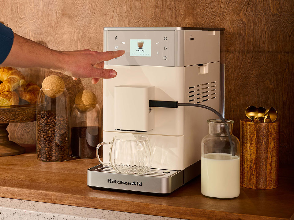 photo-left-right espresso-fully-auto-kf3 people-using-touchscreen-display