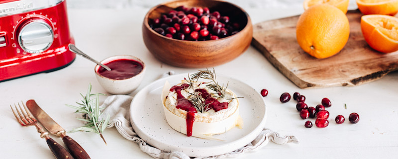 Cranberry sauce with baked camembert