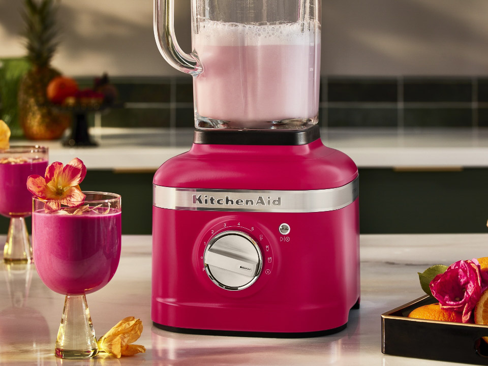 K400-Blender-hibiscus-on-countertop-mixing-raspberry-smoothie