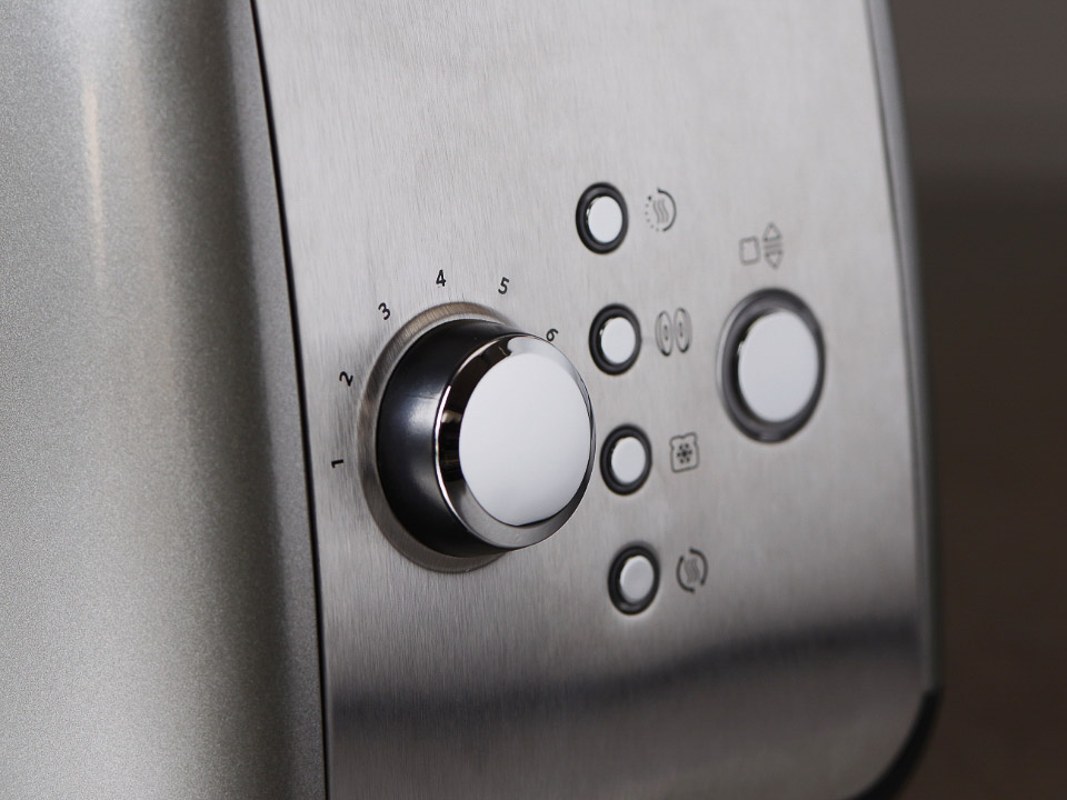 Breakfast-toaster-2-slices-automatic-stainless-steel-close-up-of-toaster-functions