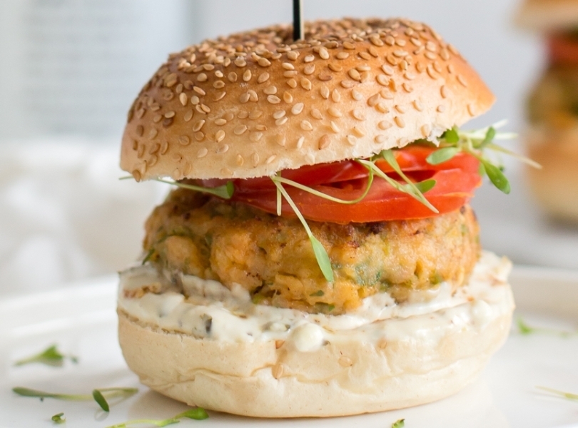 Homemade-vegetable-burger-with-tomatoes