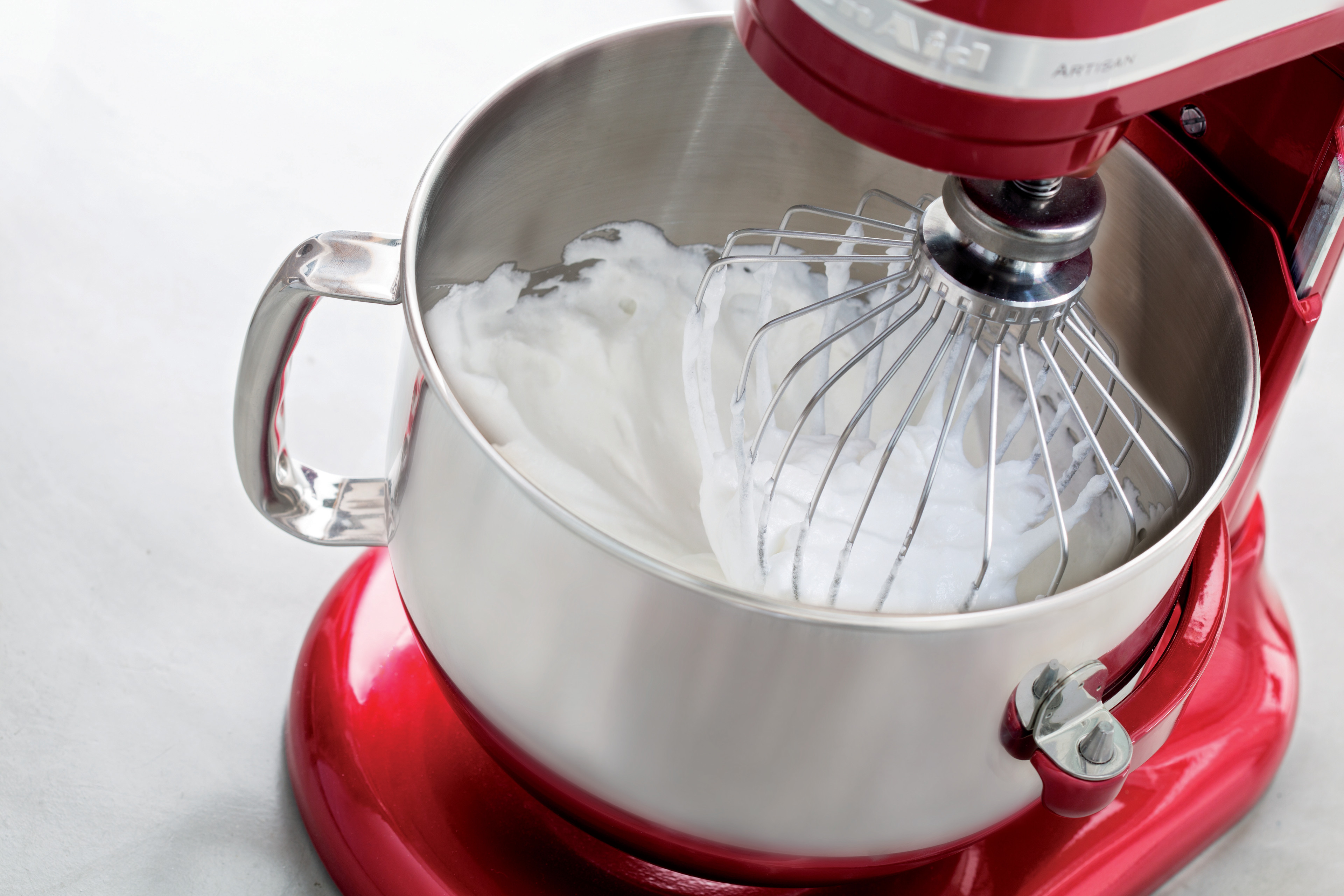 Stand-mixer-with-wire-whisk-whipping-cream