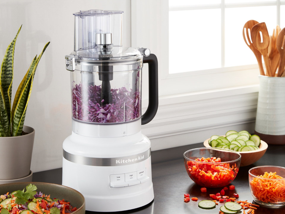 Food-processor-3-1L-white-processor-on-the-kitchen-table-slicing-vegetables