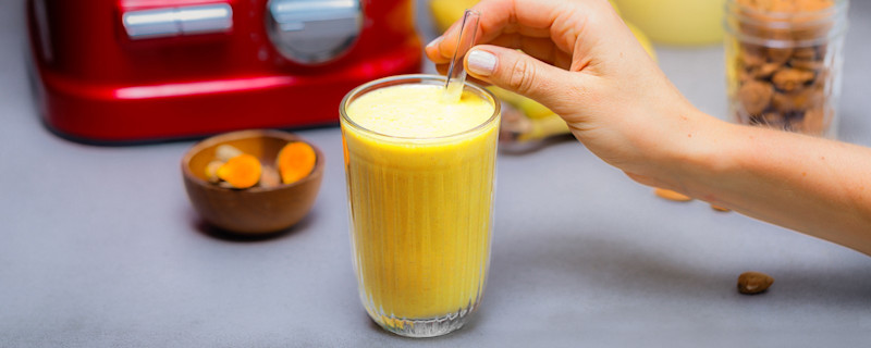 Goudkleurige kurkuma latte shake