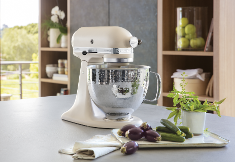 Cream-mixer-with-stainless-steel-mixing-bowl