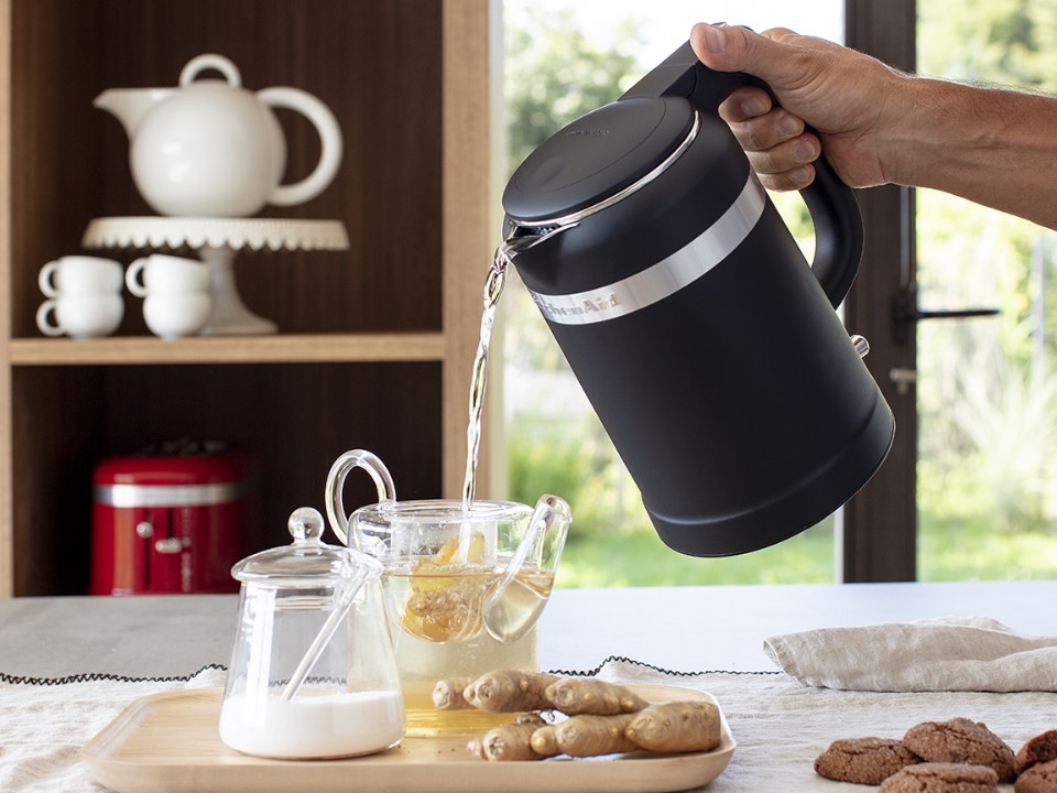 Breakfast-kettle-1-5L-design-onyx-black-pouring-hot-water-for-tea
