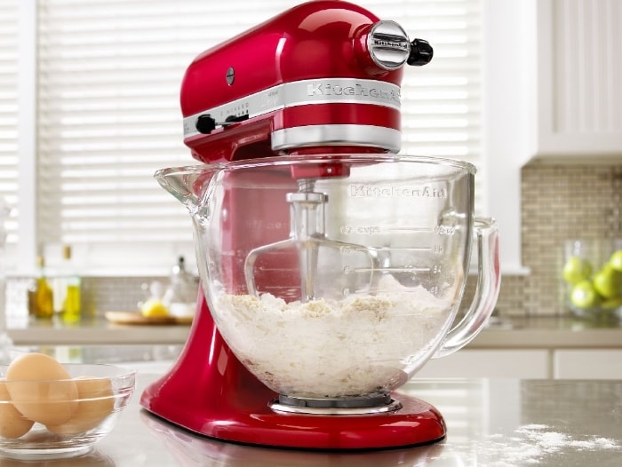 Red-mixer-with-glass-mixing-bowl