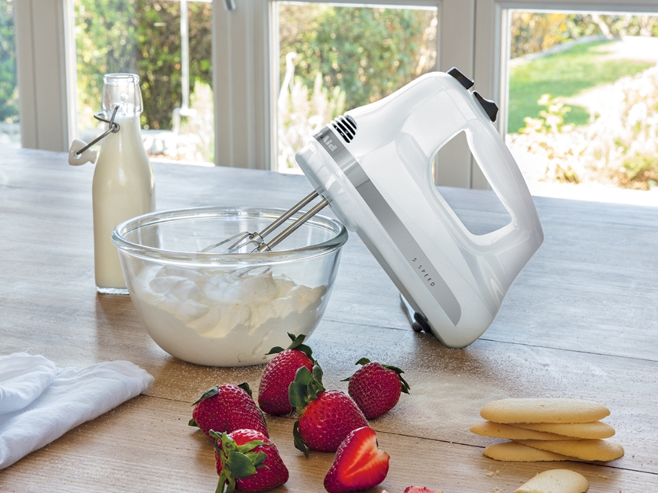 Hand-mixer-speed-5-classic-white-making-whipped-cream