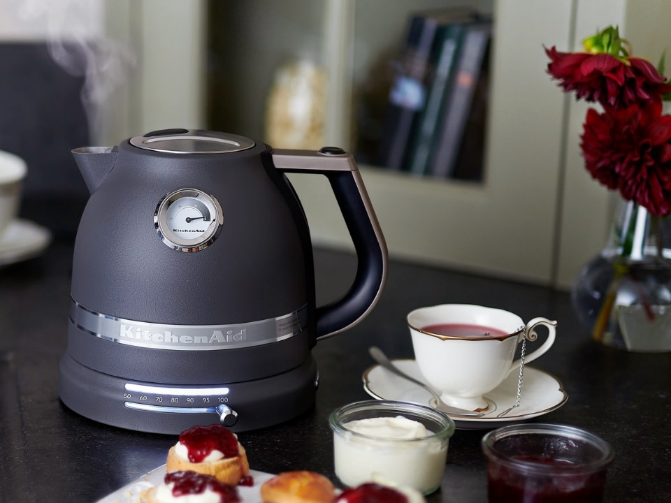 Breakfast-kettle-1-5L-artisan-black-cast-iron-red-tea-with-scones-and-jam