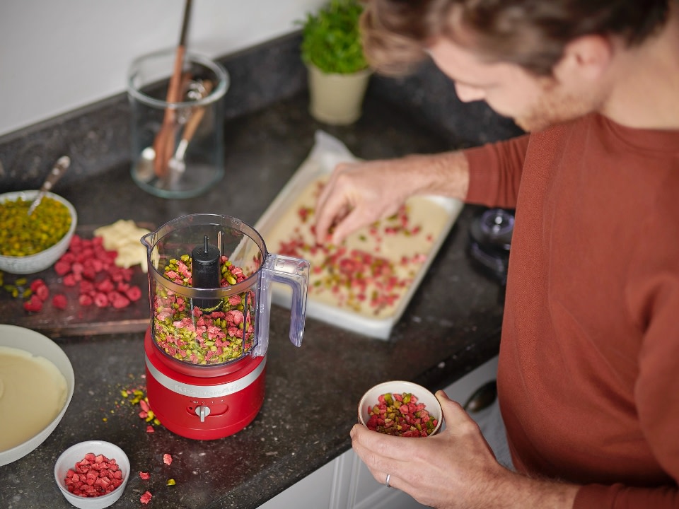 Food-chopper-cordless-empire-red-with-chopped-dried-fruit-and-pistacchio-for-pastry