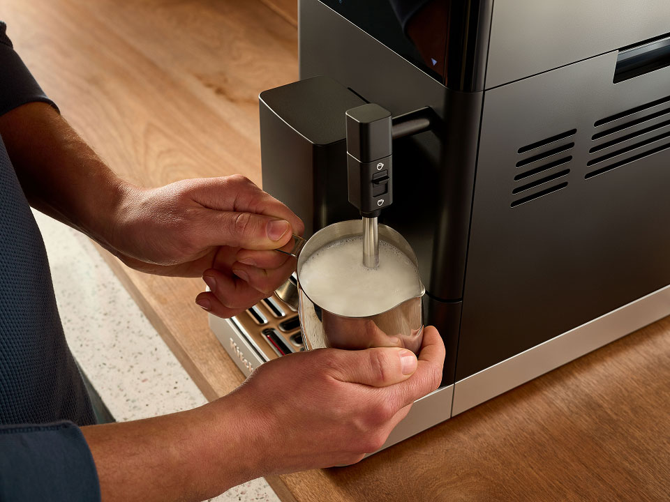 photo-left-right espresso-fully-auto-kf2 people-frothing-milk