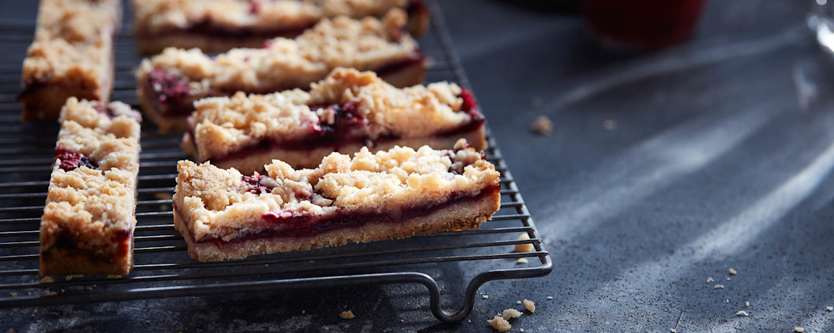 3-berry crumble bars | KitchenAid IE