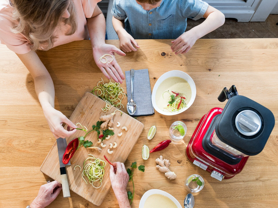 Blender-power-plus-candy-apple-family-gathered-for-soup