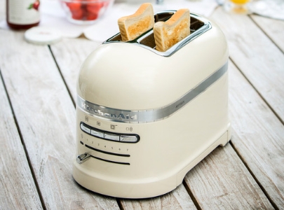 2-slice-toaster-in-cream-and-two-pieces-of-bread