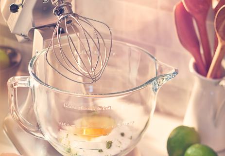 Mixer-with-glass-mixing-bowl-whisking-egg-whites